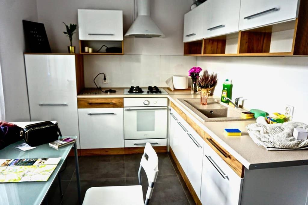 Sunshine Parkside Hideaway - 3 Bedroom - By Upstairs Kraków Eksteriør billede